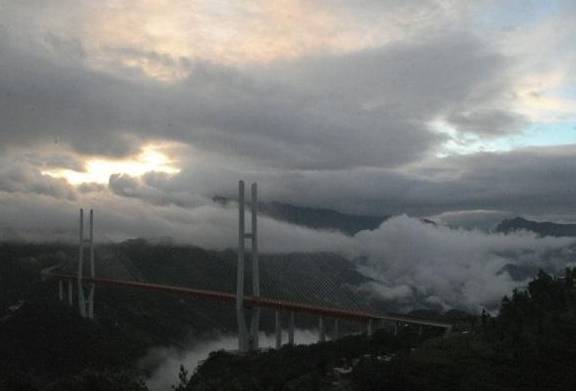 世界第一高桥尼珠河大桥，深山峡谷架高桥，巨龙飞舞入云端！