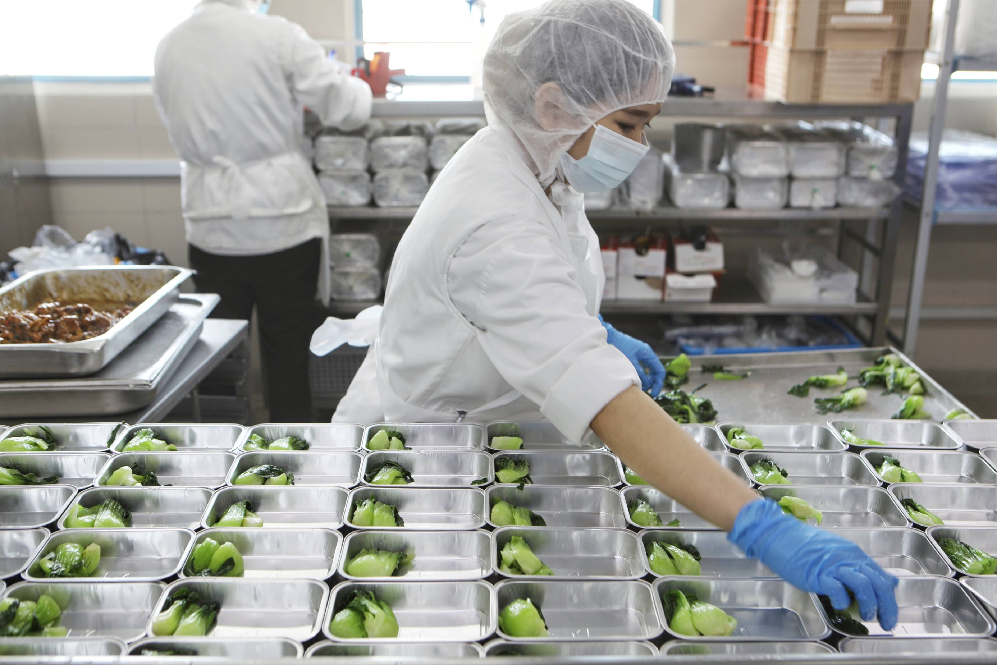 探访航空餐食制作车间:为什么航空餐是最安全的食物?