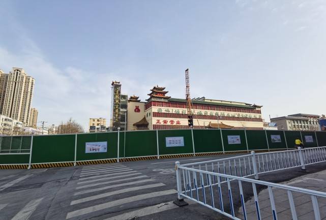 文化地标郑州古玩城一侧马上要拆了，商铺已清空部分建筑已被拆除