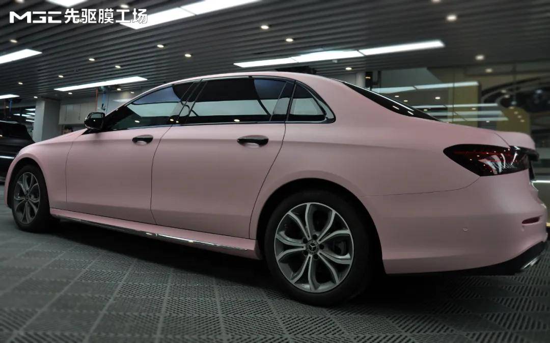 火爆的樱花粉来了曜岩黑奔驰e300改色超哑樱花粉