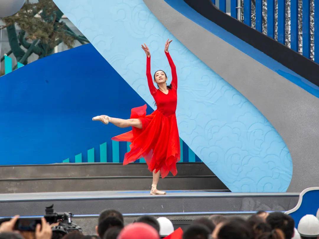 中央广播电视总台"心连心"艺术团到雄安新区慰问演出