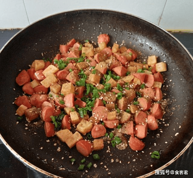香辣菜炒火腿肠 77c3c850e4644ed3a514cab9788d5800.png