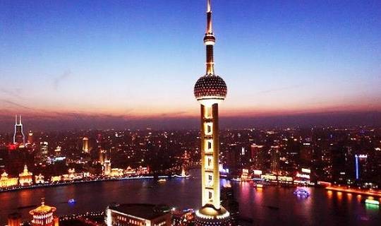 东京夜景灯火辉煌，能与中国上海比较？答案仅一种