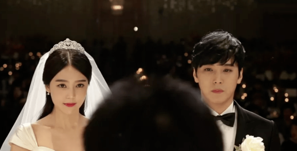 因为没过多久,他就罔顾团队的发展和粉丝的心情,跟女友金思垠秘密举行