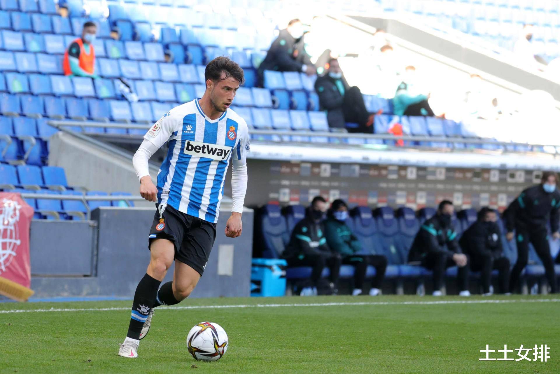 原创4-0!西班牙人升至第二,落后榜首仅3分,武磊点球没判引争议