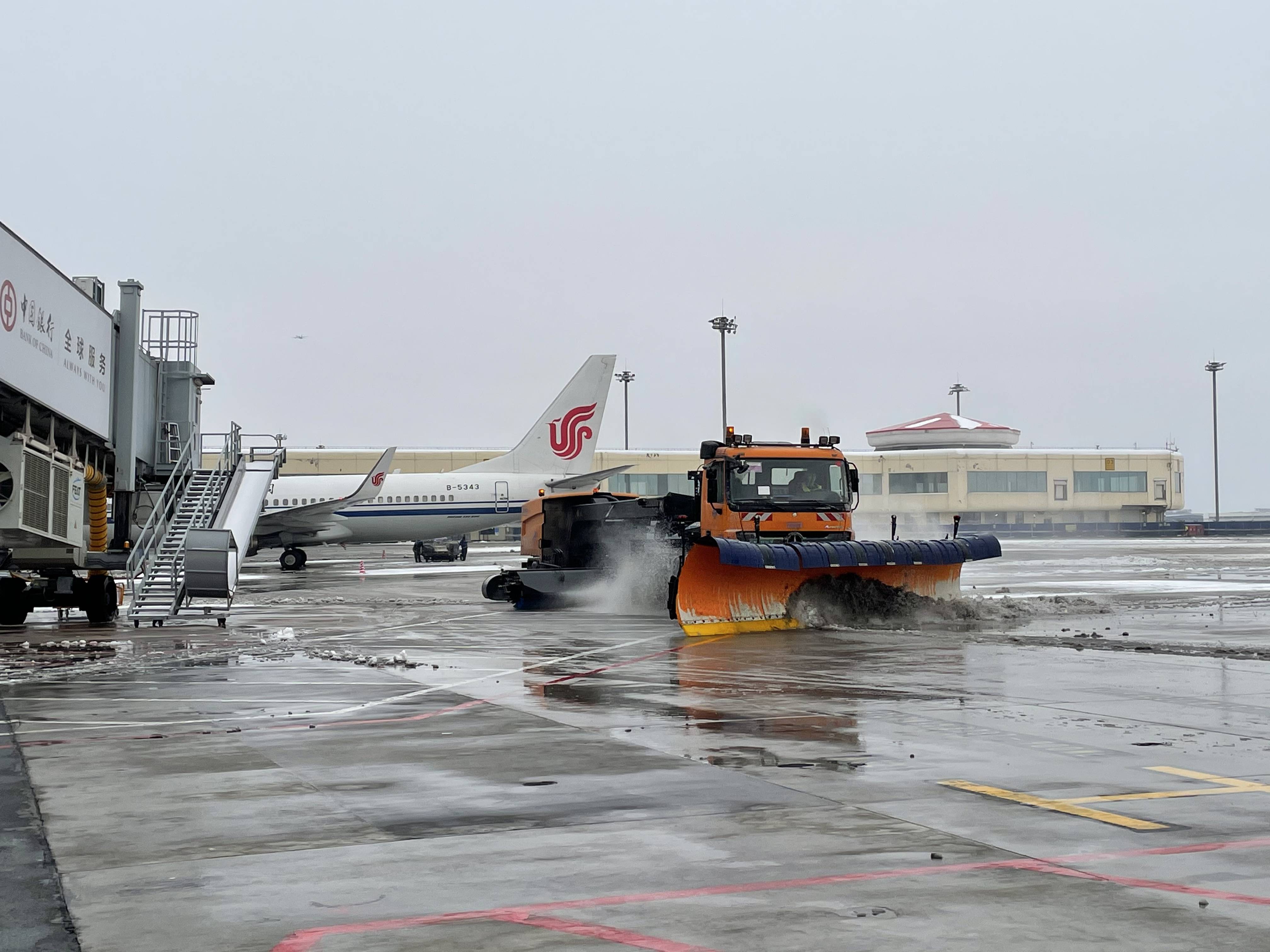 图说丨哈尔滨机场43个航班受降雪影响