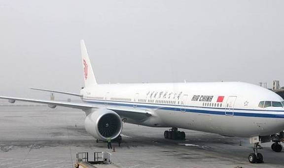 中国唯一配载国旗飞行的航空公司，游客：飞再久也不怕