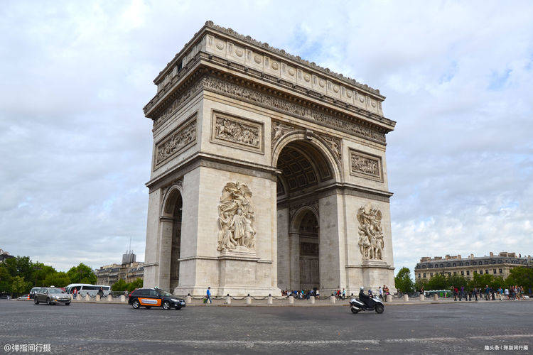 欧洲最大的凯旋门，成法国著名地标建筑，堪称“浮雕艺术教科书”