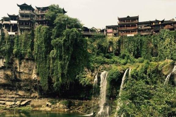 中国唯一建在瀑布之上的千年古镇，风景不输乌镇，夜景堪比洪崖洞
