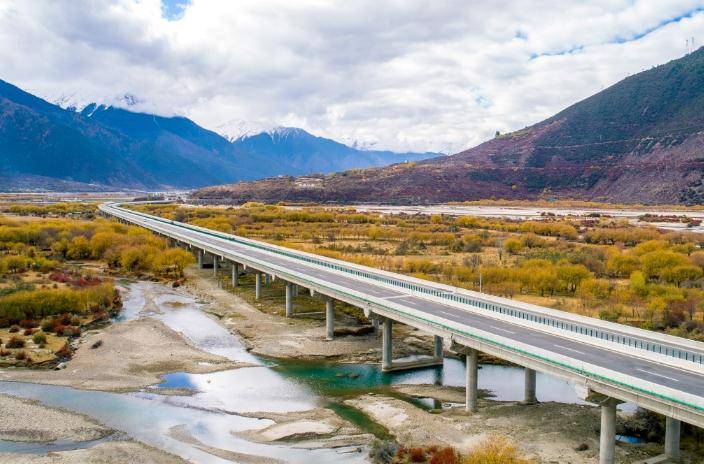 中国最美的高速路，沿途风景美如画，不收费被司机点赞