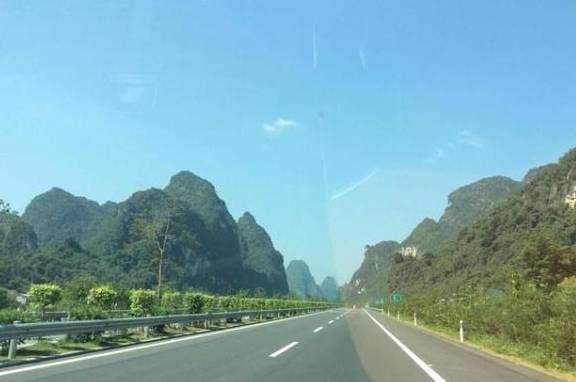 中国少有的绝美公路，在国外意外走红，外媒赞“通往天堂的道路”
