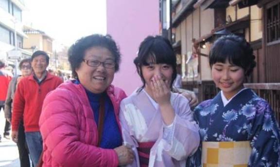 中国大妈拍照姿势在日本“走红”，日本人给出的评价，网友：丢脸