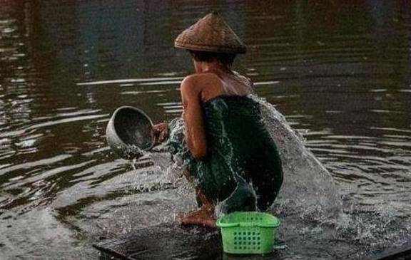 中国姑娘去缅甸旅游，来到乡下湖边，看到这场景愣了：不害羞吗？