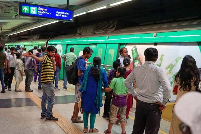 中国游客在印度新德里坐地铁，干净整洁、井然有序：真不比中国差