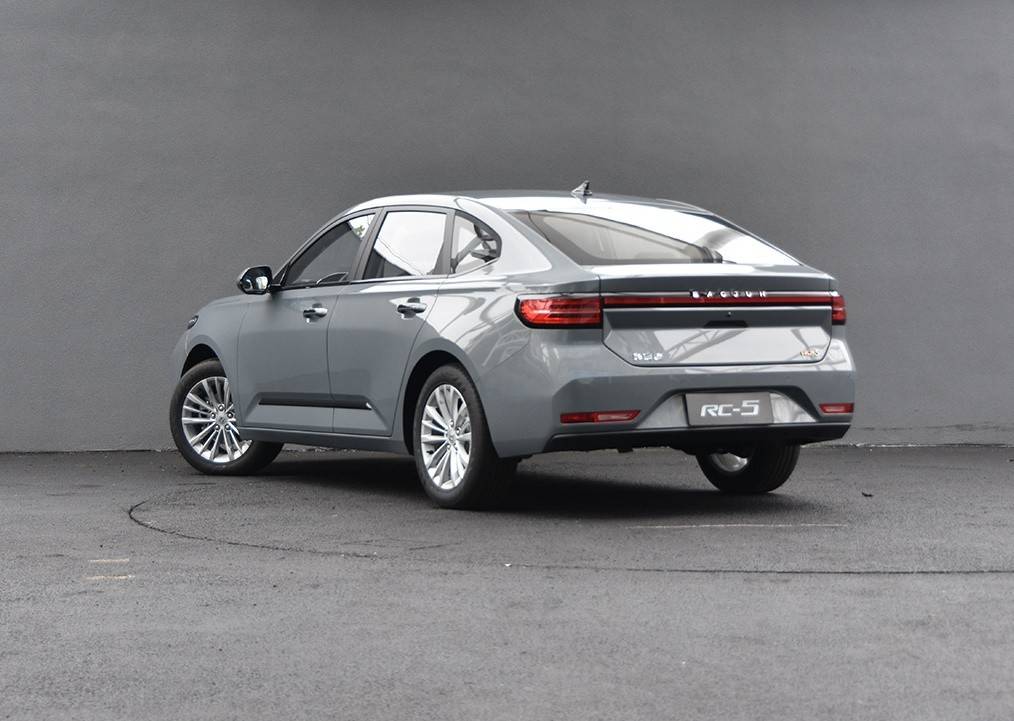 价格颜值更迎合90后的掀背轿跑10万上顶配空间智能都不缺