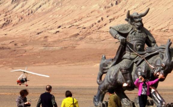 中国最“没尊严”雕像，这个地方被游客摸掉漆了，网友评论成亮点