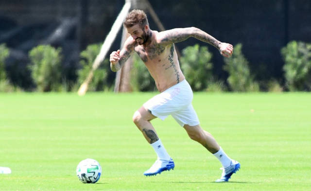 贝克汉姆宝刀未老,这动作年轻人都做不了,47岁贝嫂真享福!_退役