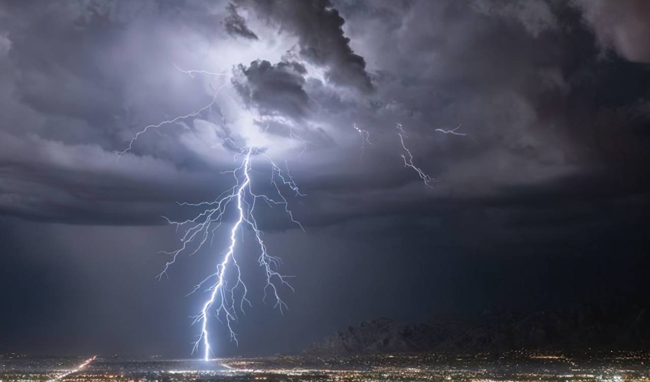 印度4男子树下避雨遭雷击---要想雷雨把命保 安全常识要记牢