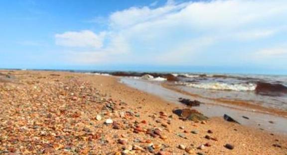 中国最值钱湖泊：沙滩上遍地玛瑙宝石，外人挖走10亿当地人却不知