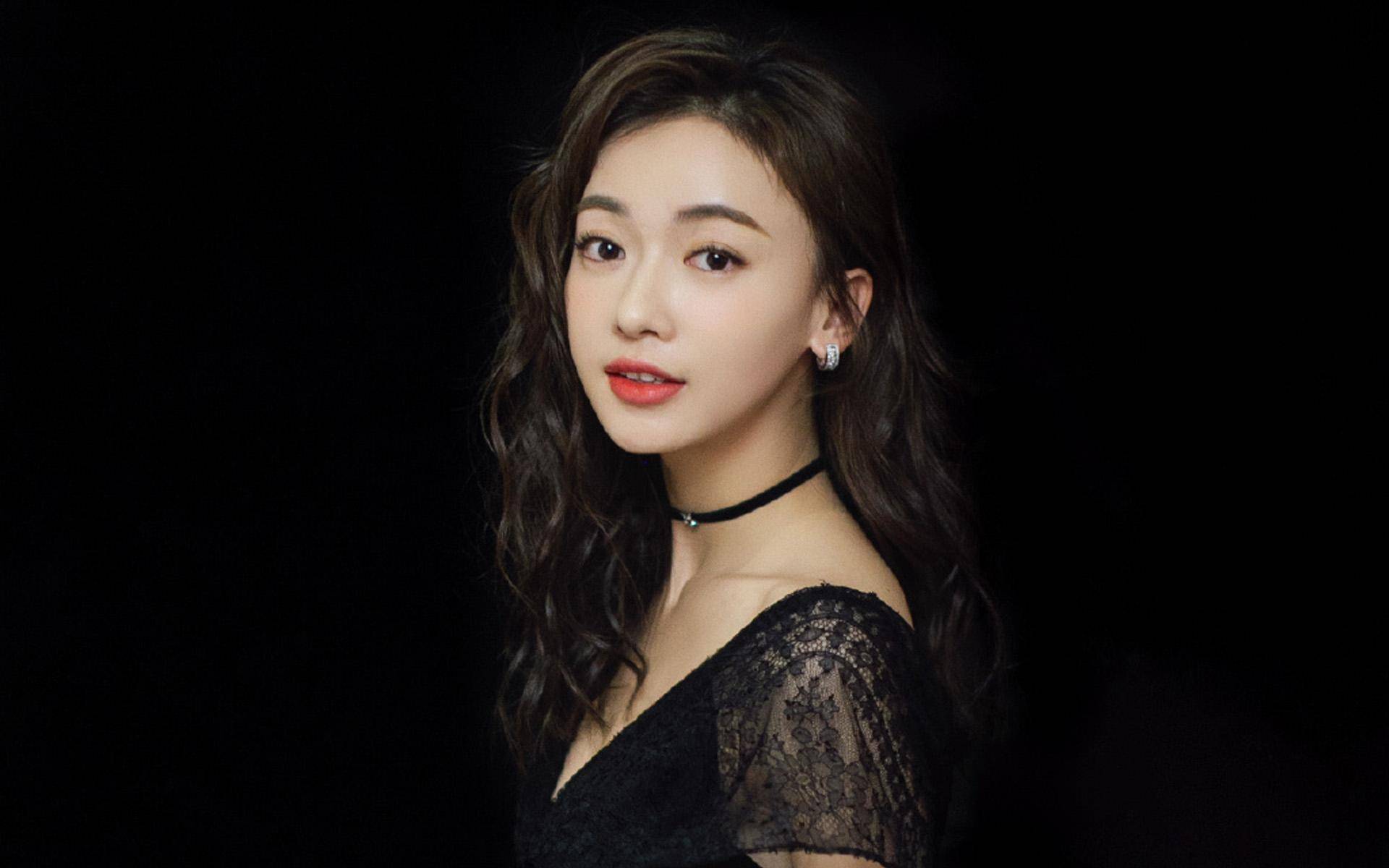 曾因《延禧攻略》大红大紫,出门带30个保镖,被央视点名后凉凉_吴谨