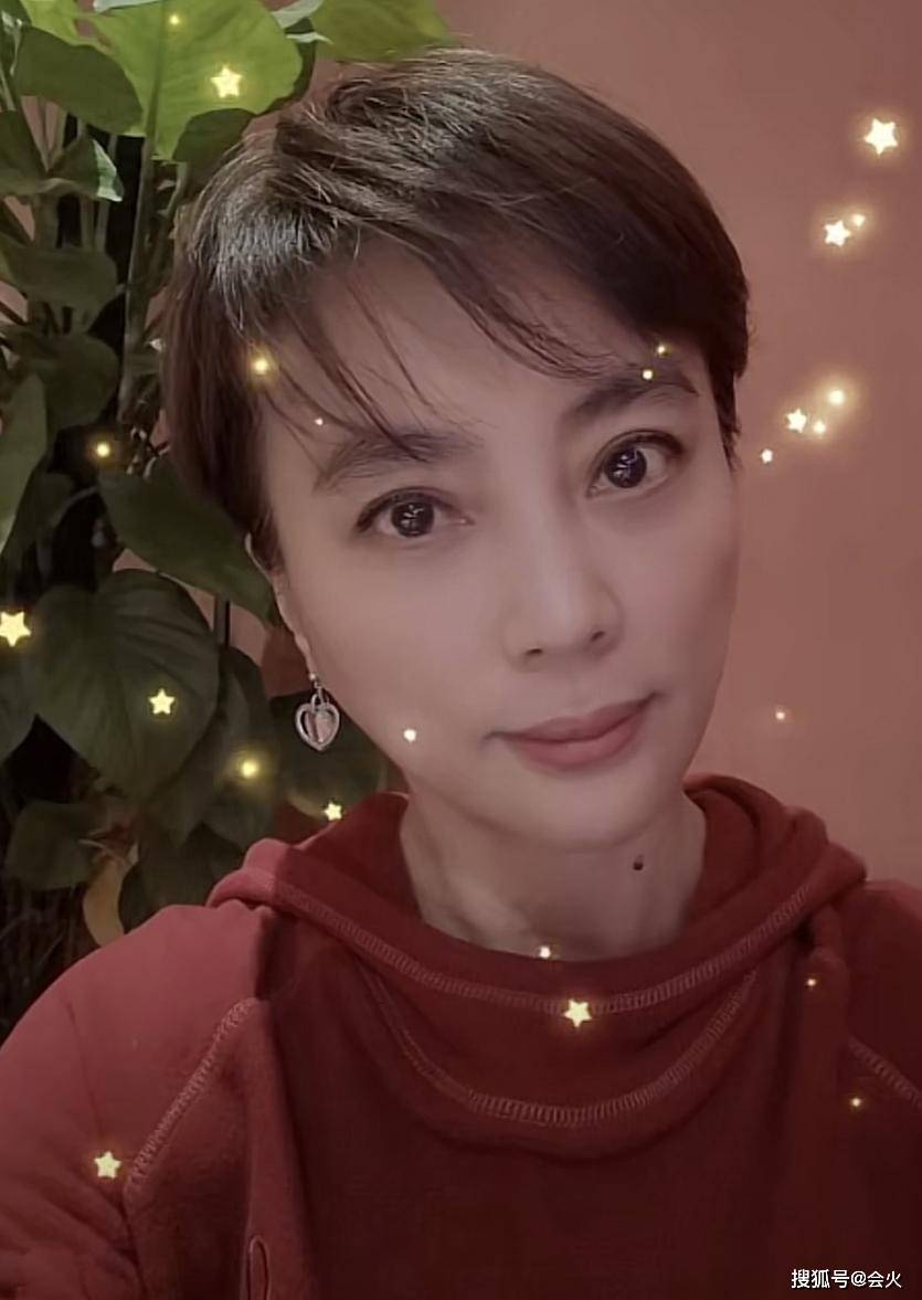 58岁"玉兔精"李玲玉罕秀舞姿,放飞自我当众抬腿,还自称是仙女_网友