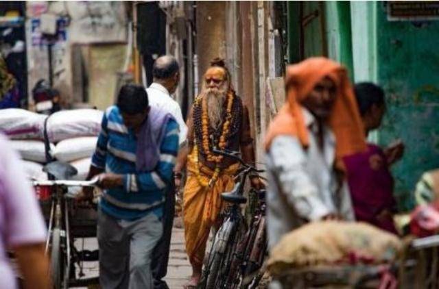 印度街上的“奇人异士”，游客遇见后不要拍照，否则会损失钱财