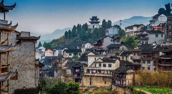 中国最独特的村庄，被称为“小南京”，是挂在瀑布上的千年古镇