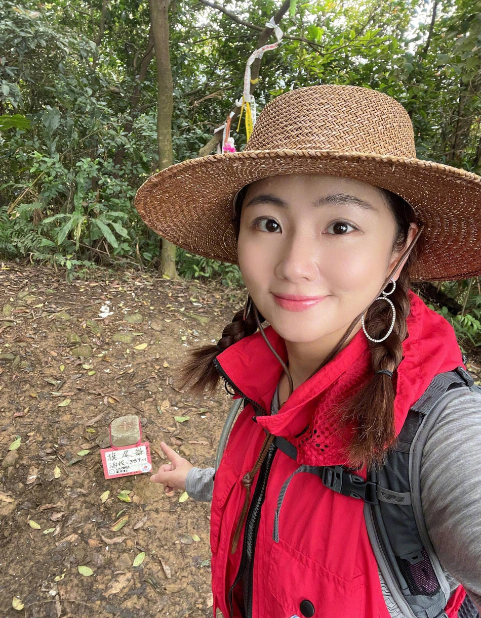任家萱selina晒爬山美照扎双马尾戴草帽活力满满