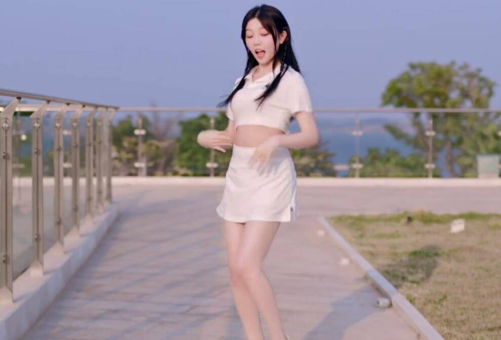 看完这次的欣小萌视频,大家感觉还有谁能跟欣小萌抢夺腿王称号呢?