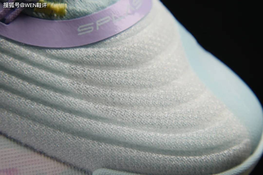 首先就是鞋面覆盖了大面积的 tpu纱材料,非常透气,同时韧性十足.