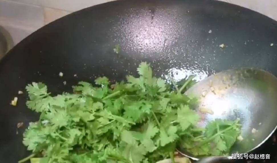 怎么炒干锅牛肉最好吃 60df12836ef5434f90bc470ccf9478e0.jpeg