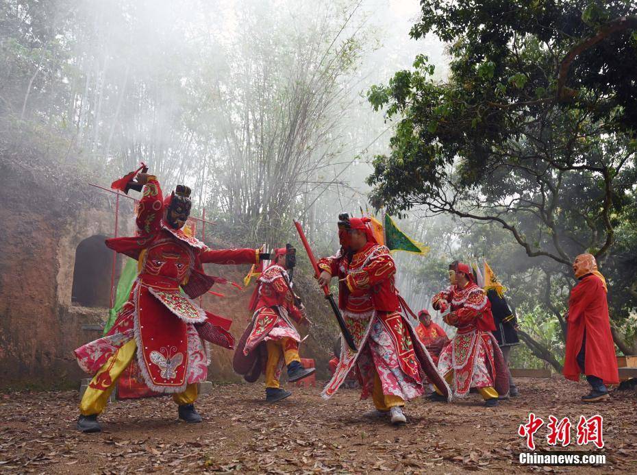广西钦州浦北农民跳傩戏祈福风调雨顺