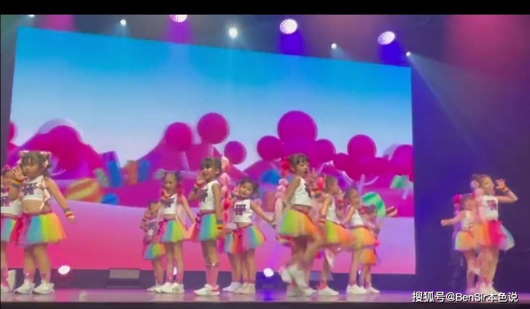 谈资而已 台湾富豪左手抱孙右手抱女 让我的儿子和孙子一起上学 郭台铭