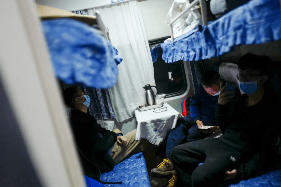 国内火车的头等舱：超大的双人床睡得极舒服，沿途风景更是一绝