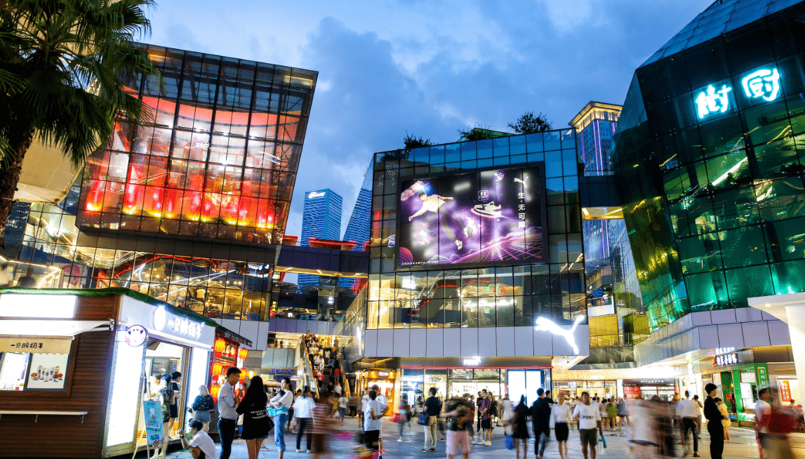 将它们自带流量的属性进行消费转化,打造年轻,潮流的网红商业体系