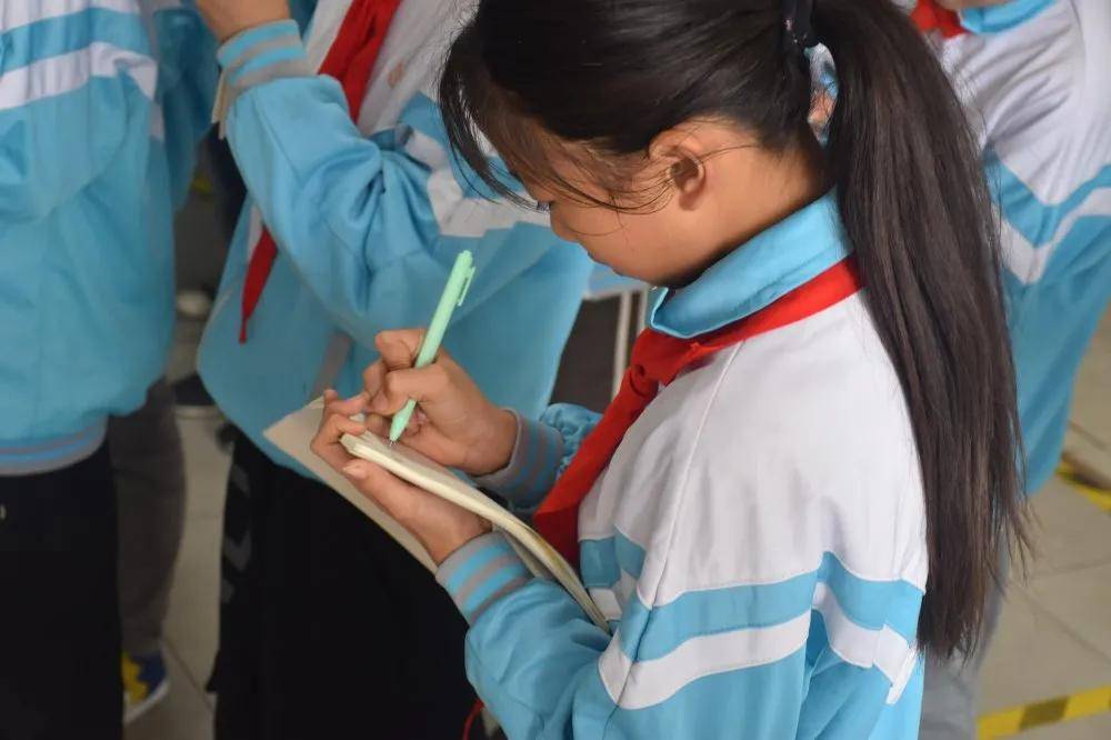 枣庄市解放路学校雷锋月活动纪实