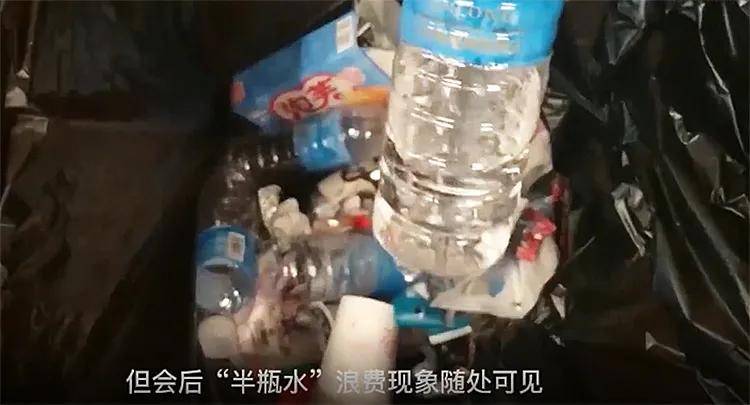 一位参会人员刚打开一瓶矿泉水就登台发言了,返回后又打开另一瓶水
