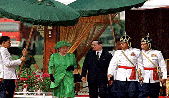 去泰国旅游，遇到国王出行，外国人要跪拜吗？