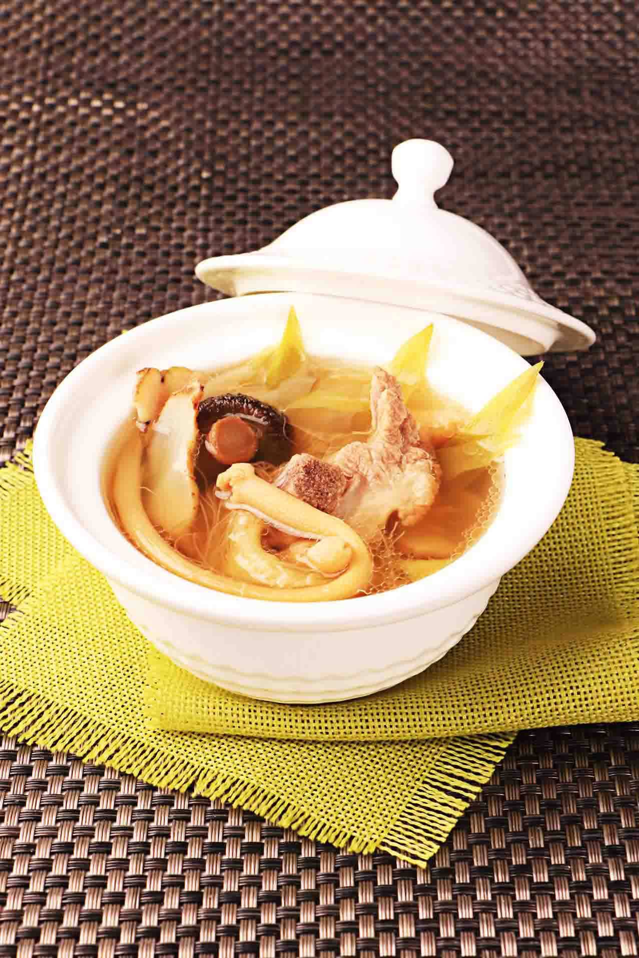 霸王花煲猪骨汤煲好的汤色怡人特别适合身体内热烟酒过量者服食