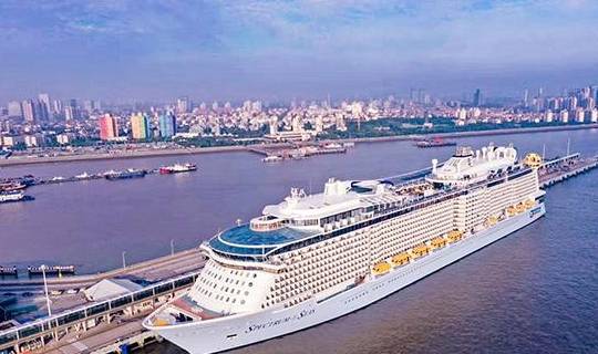 上海吴淞口迎第2000艘次母港邮轮，这是目前亚洲最大邮轮