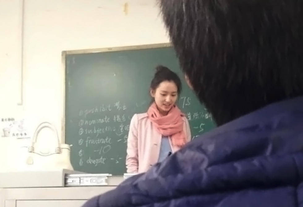 "最美老师"走红网络,评论区猥琐不堪,家长质疑:教育重点何在