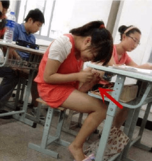 上课呢还大胆抠脚好渴,先喝点饮料撑一下,水也不给一盘,这是要让我