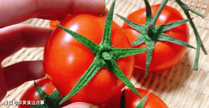买番茄时,挑5片叶还是6片叶?老菜农说:挑错了,难吃还浪费钱