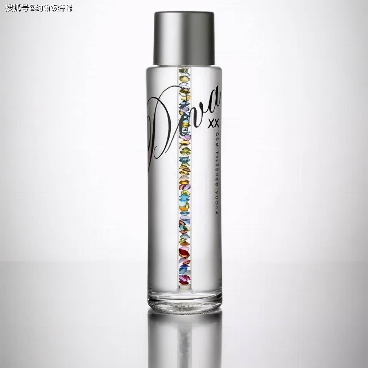 莱伊龙舌兰925这款酒的瓶身就有4斤重是由铂金打造,并且镶嵌了4000多