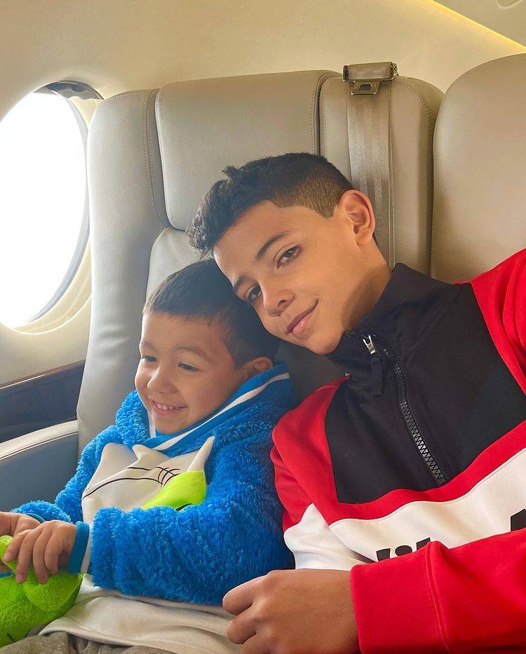 原创帅气!c罗儿子们最新合照曝光,俩人长得贼像,迷你罗双眼皮抢镜