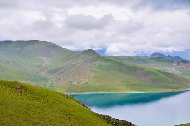 西藏三大圣湖之一，西藏最大水鸟聚集地，背后的故事令人难忘