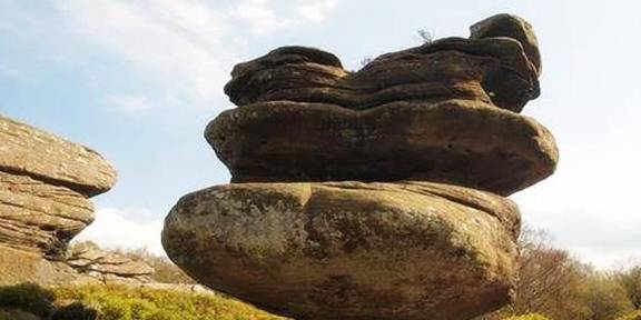 世界上“最奇怪”的三块石头：其中一块在我国，名字叫做飞来石！