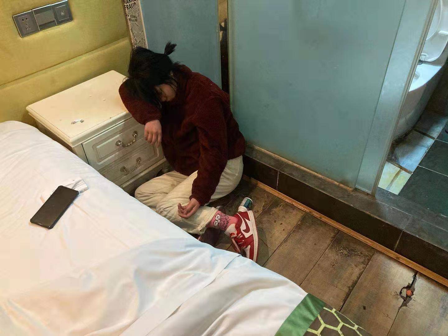 四川绵阳:警民携手生死救援自杀女孩
