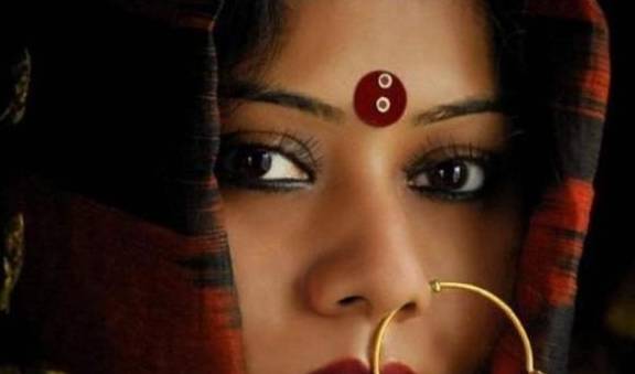 为何在印度看到戴鼻环的女性，导游劝告要远离？只因她们身份特殊