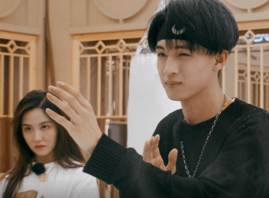 秦霄贤和刘些宁擂台比武输了比赛却赢了人品